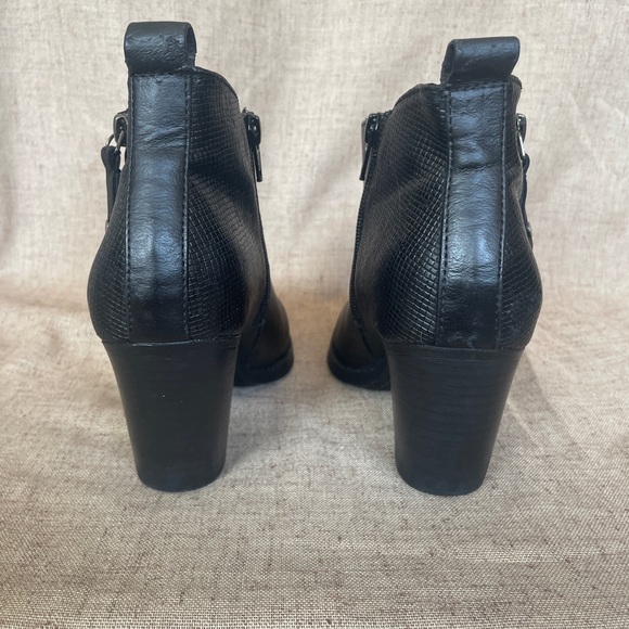 Universal Thread Booties - Picture 4 of 9